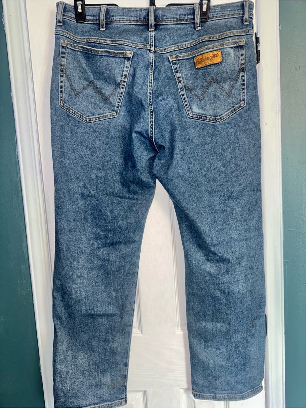 Wrangler Classic Straight Men's Jeans in Medium Blue - Picture 3 of 6
